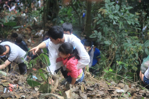 Du khách liều mình trèo núi thắp hương ngày Giỗ Tổ - 13