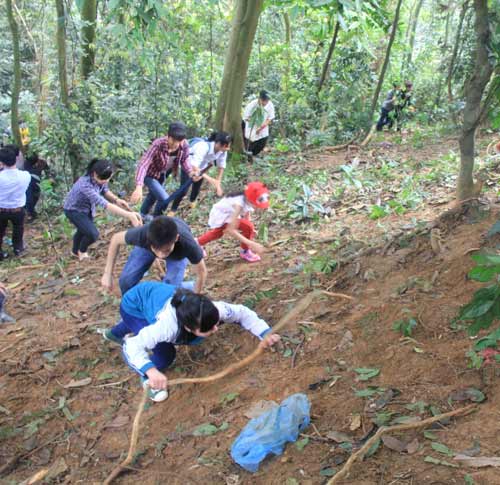 Du khách liều mình trèo núi thắp hương ngày Giỗ Tổ - 7