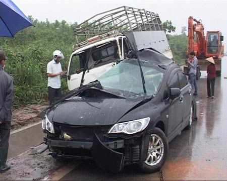 Taxi mất lái đấu đầu xe tải, 6 người thương vong - 3