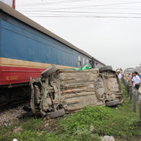 Tin tức trong ngày - Vượt đường sắt, taxi bị tàu hỏa tông bẹp dúm