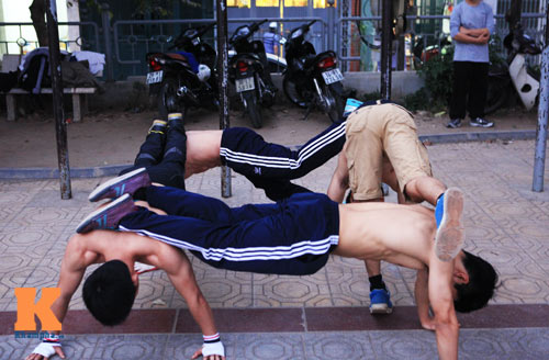 Nghệ sỹ thể dục đường phố trổ tài ở Hà Nội - 1