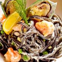 Ẩm thực - Pasta đen hải sản: Món ngon mang hương vị biển