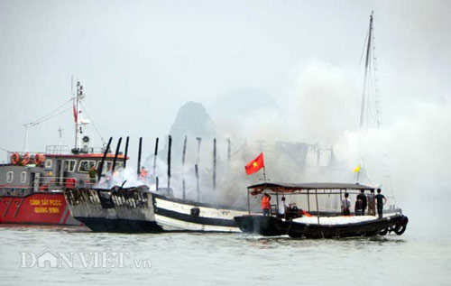 Chùm ảnh: Tàu du lịch bốc cháy mịt mù vịnh Hạ Long - 1