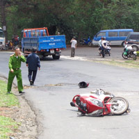 Tin tức trong ngày - Xe tải đi vào đường cấm, tông 2 vợ chồng thương vong