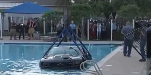 Video trục vớt Chevrolet Camaro ZL1 dưới bể bơi - 1