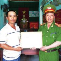 Tin tức trong ngày - Khen thưởng người bị mất tài sản vì cứu người tự tử