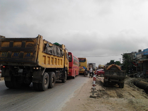 Xe tải văng bánh ra đường khi đang lưu thông - 2