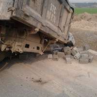 Tin tức trong ngày - Xe tải văng bánh ra đường khi đang lưu thông