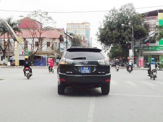 Lexus mang biển xanh “san bằng tất cả” là biển giả - 1