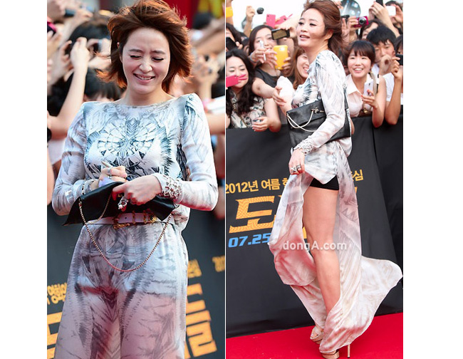  Kim Hye Soo loay hoay giữ tà váy trong lúc giao lưu với người hâm mộ.
