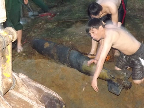 Nghệ An: Phát hiện quả bom "khủng" dưới sông - 1
