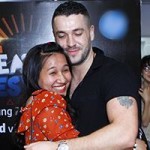 Ca nhạc - MTV - Fan Việt sướng rơn ôm chặt Shayne Ward