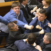 Ảnh ấn tượng: Nghị sĩ Ukraine đấm nhau túi bụi