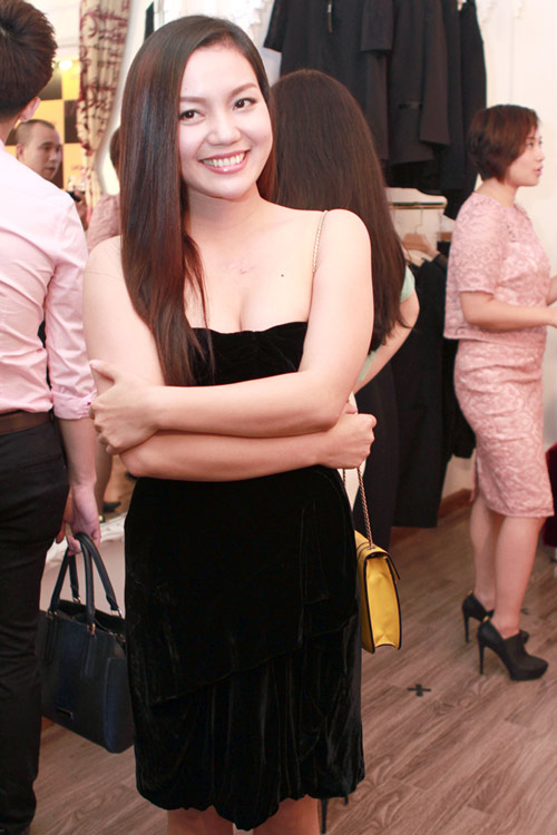 Giáo sư Cù Trọng Xoay đưa vợ bầu đi shopping - 15