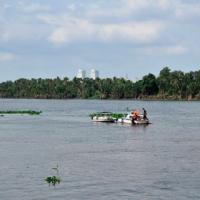 Tin tức trong ngày - Lật thuyền, bé trai 3 tuổi chìm xuống sông