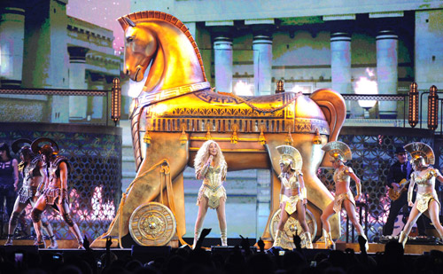 67 tuổi, diva Cher vẫn gây sốc - 13
