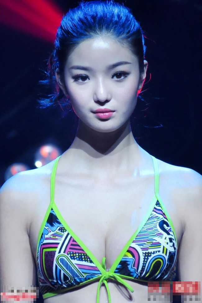 Tại cuộc thi China Model Star, chân dài 16 tuổi Âu Dương Tĩnh khiến nhiều người ngạc nhiên nhờ vẻ đẹp thoát tục. 
