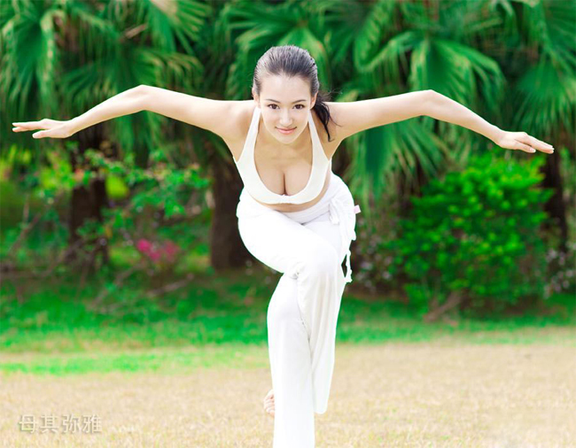 Muqimiya được dân mạng ca ngợi là 'Cô giáo dạy Yoga xinh đẹp nhất Trung Quốc'. 
