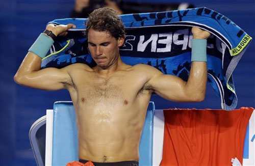 Vì sao Nadal cởi bỏ áo đấu sau mỗi trận đấu? - 1