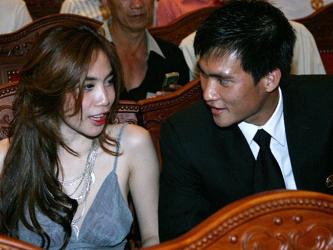 Công Vinh và Thủy Tiên xuất hiện công khai lần đầu tiên trong lễ trao giải Quả bóng Vàng 2008 vào tháng 8/2009.

