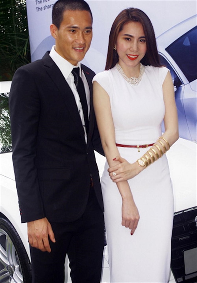 Đầu năm 2012, cặp đôi trở thành gương mặt đại diện cho một hãng ô tô nổi tiếng. Trong sự kiện của hãng này, Thủy Tiên xuất hiện xinh đẹp với chiếc đồng hồ tiền tỷ đắt giá gây xôn xao dư luận.
