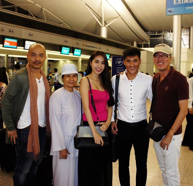 Thủy Tiên cùng gia đình ra tiễn Công Vinh ở sân bay để lên đường sang Nhật Bản chuẩn bị thi đấu cho CLB Sapporo vào tháng 8/2013.
