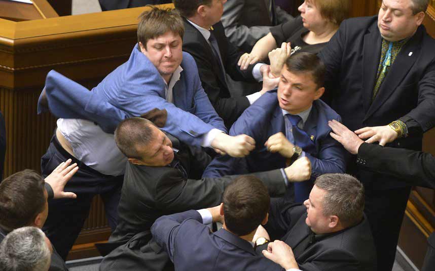 Ảnh ấn tượng: Nghị sĩ Ukraine đấm nhau túi bụi - 1
