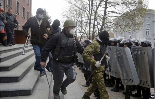 Người biểu tình chiếm đồn cảnh sát ở miền đông Ukraine - 1
