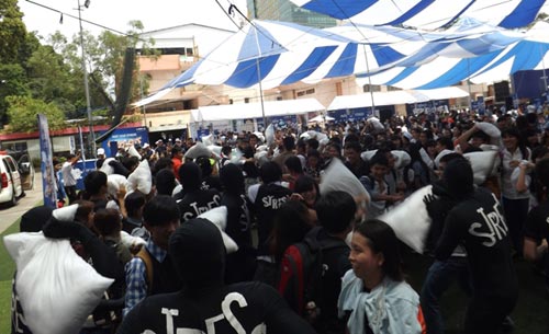 Giới trẻ TPHCM và trận "gối chiến" nhớ đời - 2