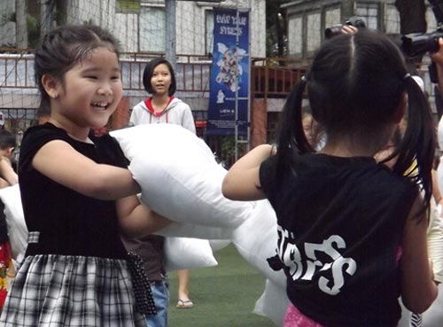 Giới trẻ TPHCM và trận "gối chiến" nhớ đời - 7