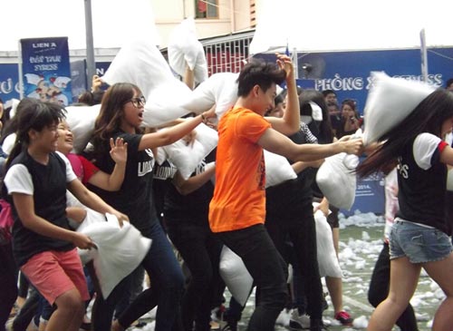 Giới trẻ TPHCM và trận "gối chiến" nhớ đời - 5
