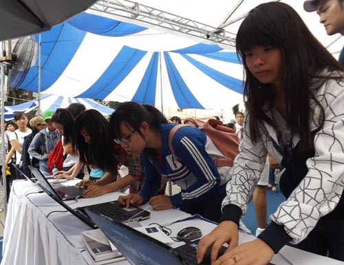 Giới trẻ TPHCM và trận "gối chiến" nhớ đời - 11