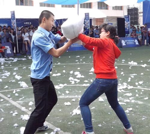 Giới trẻ TPHCM và trận "gối chiến" nhớ đời - 6