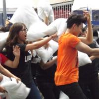 Bạn trẻ - Cuộc sống - Giới trẻ TPHCM và trận "gối chiến" nhớ đời