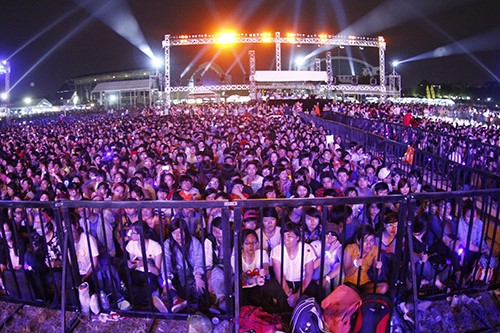 Khán giả Việt lấn rào vì Quán quân X Factor Anh - 10