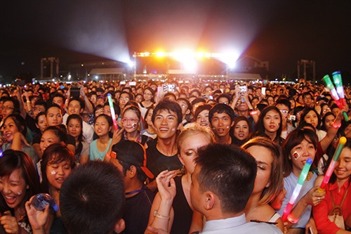 Khán giả Việt lấn rào vì Quán quân X Factor Anh - 13