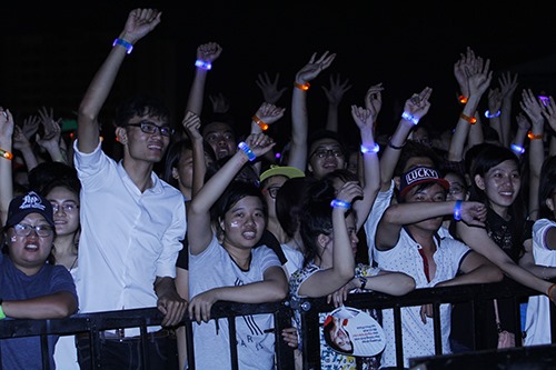 Khán giả Việt lấn rào vì Quán quân X Factor Anh - 17