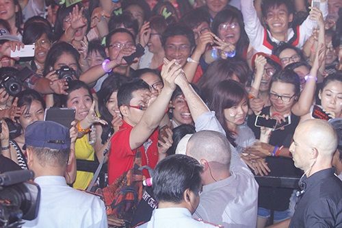 Khán giả Việt lấn rào vì Quán quân X Factor Anh - 6