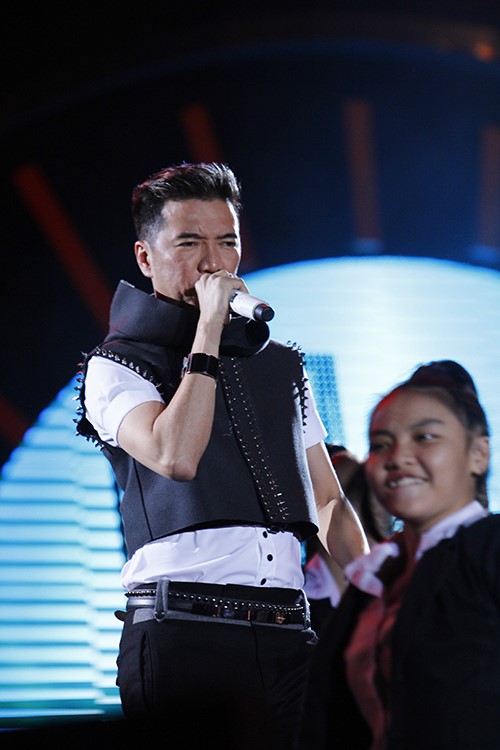 Hoàng Thùy Linh tỏa sức nóng trong đêm - 6