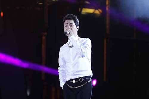 Hoàng Thùy Linh tỏa sức nóng trong đêm - 17