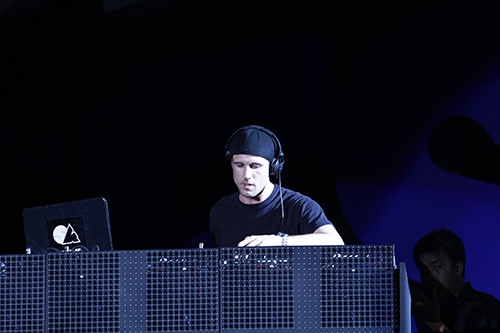 Hoàng Thùy Linh tỏa sức nóng trong đêm - 5