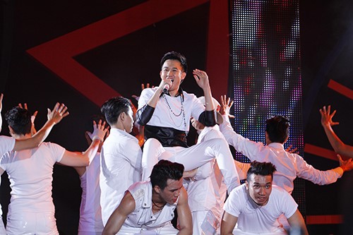 Hoàng Thùy Linh tỏa sức nóng trong đêm - 18