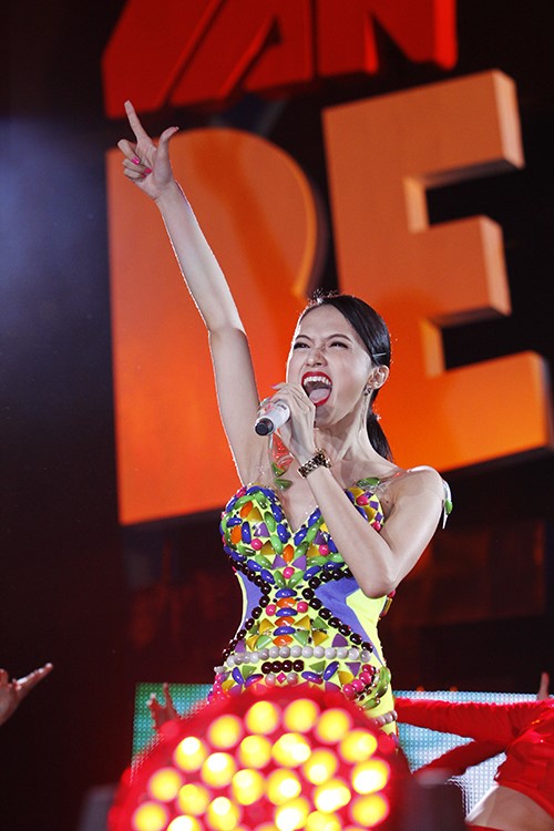 Hoàng Thùy Linh tỏa sức nóng trong đêm - 16