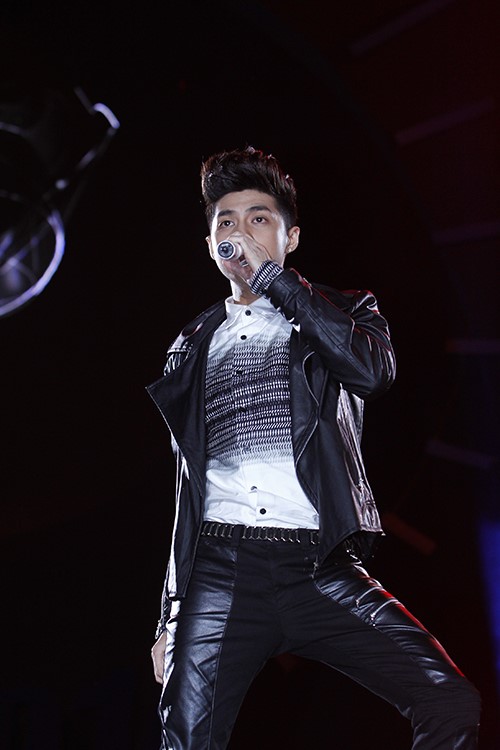 Hoàng Thùy Linh tỏa sức nóng trong đêm - 2