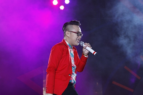 Hoàng Thùy Linh tỏa sức nóng trong đêm - 12