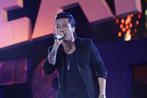 Hoàng Thùy Linh tỏa sức nóng trong đêm - 4