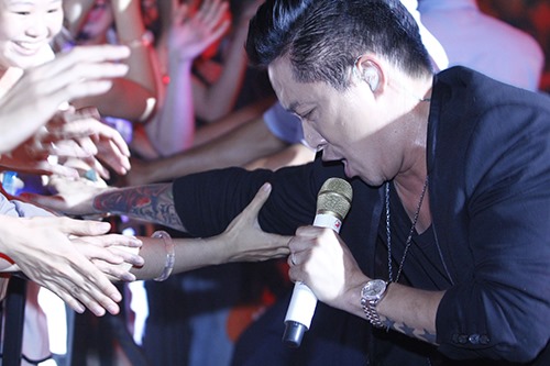 Hoàng Thùy Linh tỏa sức nóng trong đêm - 5