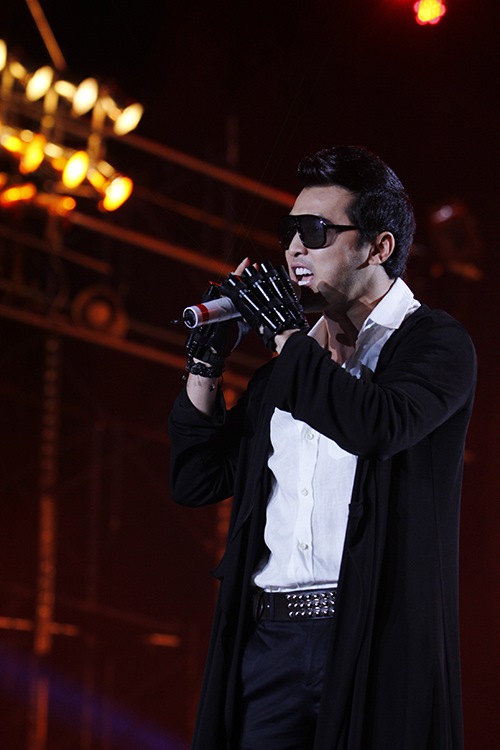 Hoàng Thùy Linh tỏa sức nóng trong đêm - 6