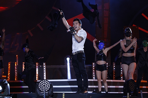 Hoàng Thùy Linh tỏa sức nóng trong đêm - 7