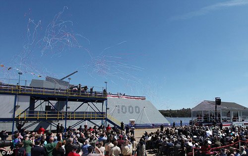 Mỹ "rửa tội" cho tàu khu trục tàng hình 3 tỷ USD - 1